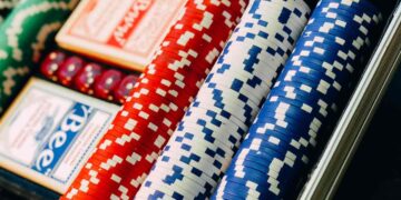 The Pros and Cons of Playing Virtual Casino Games Over Streamed Table Games
